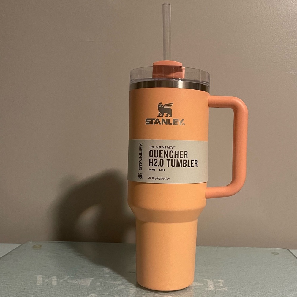 Stanley Flowstate Quencher H2.0 Tumbler 40 oz. in the color Melon